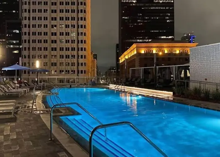 Stylish 3Br High-Rise With Pool, Hot Tub & Rooftop Views