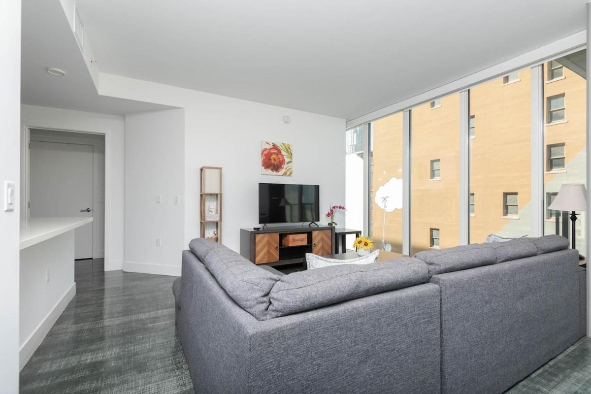 Stylish 3br High-rise With Pool, Hot Tub & Rooftop Views Appartamento *