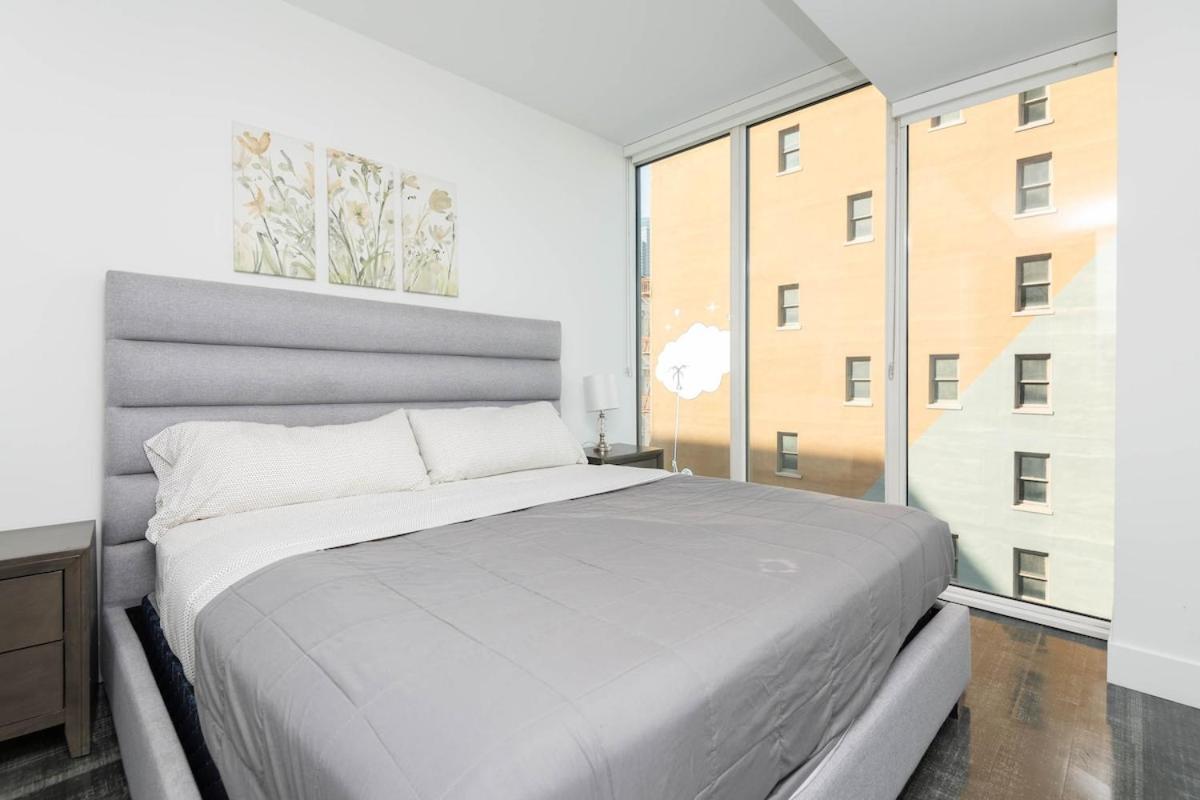 Stylish 3br High-rise With Pool, Hot Tub & Rooftop Views *