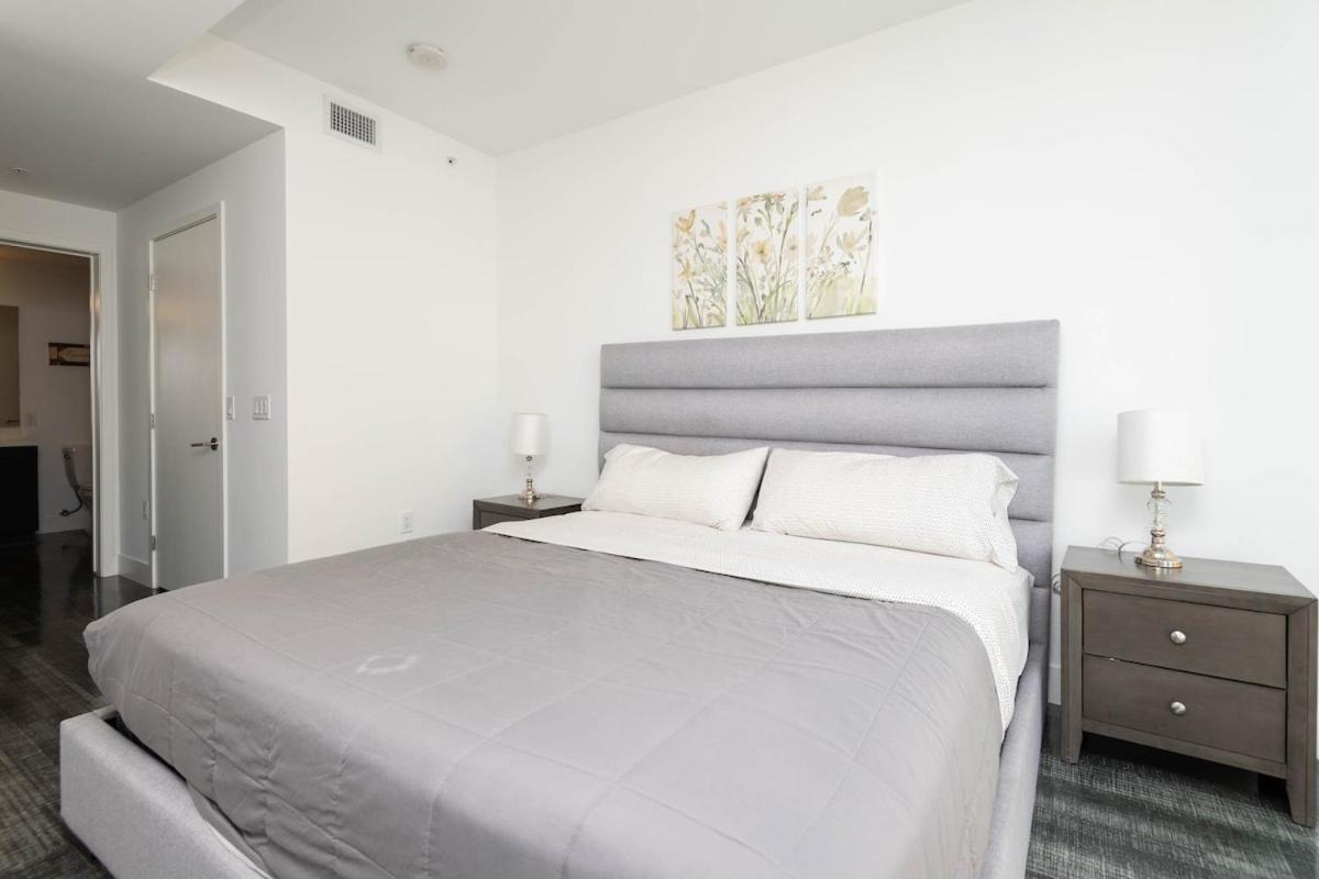 Stylish 3br High-rise With Pool, Hot Tub & Rooftop Views