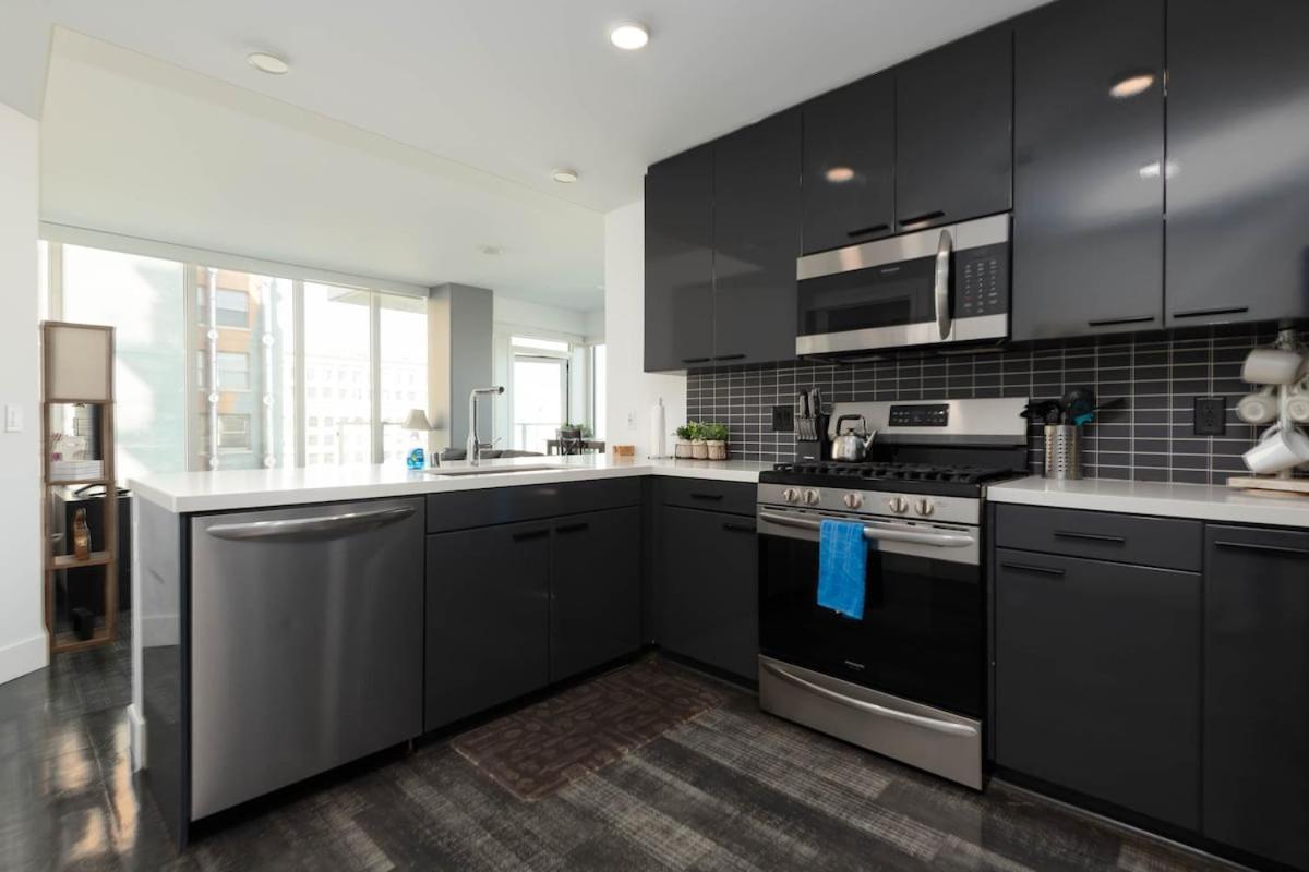 Stylish 3br High-rise With Pool, Hot Tub & Rooftop Views *