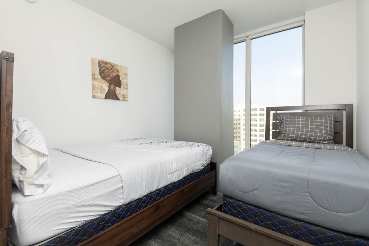 Stylish 3br High-rise With Pool, Hot Tub & Rooftop Views