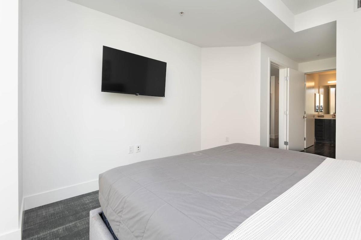 Stylish 3br High-rise With Pool, Hot Tub & Rooftop Views Appartamento