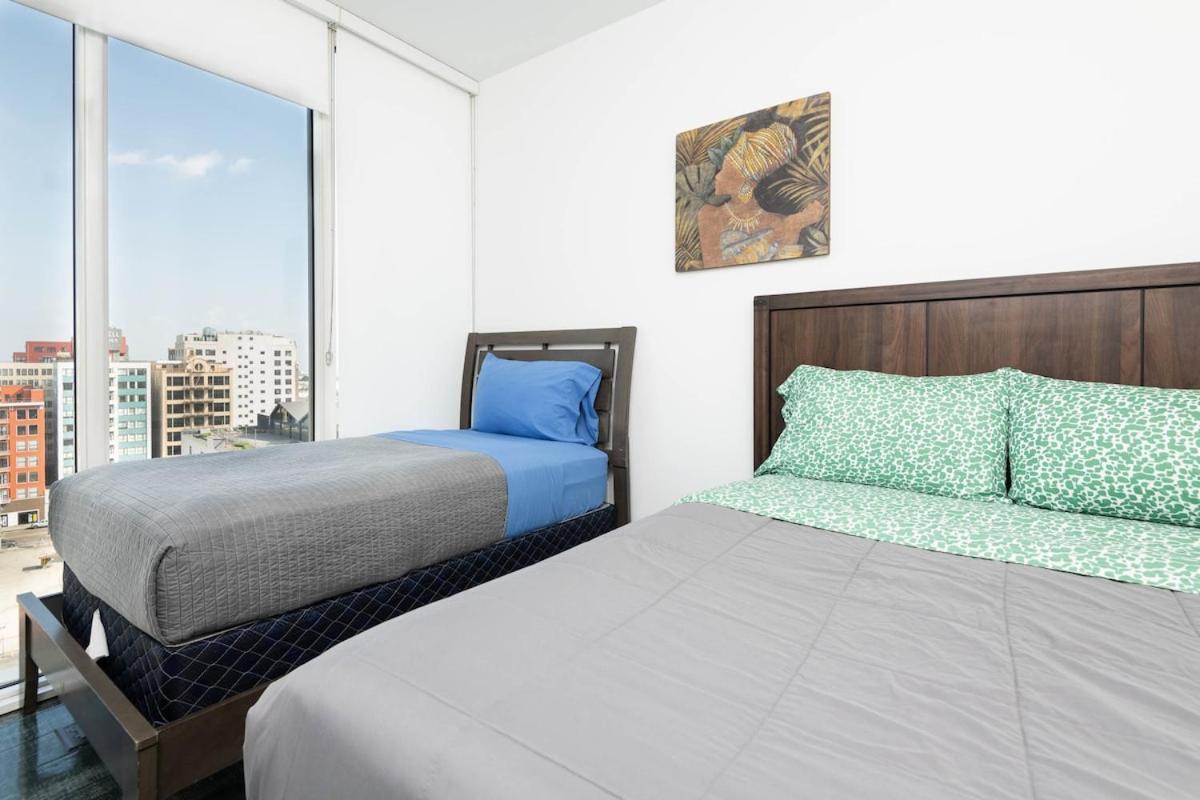 Stylish 3br High-rise With Pool, Hot Tub & Rooftop Views *