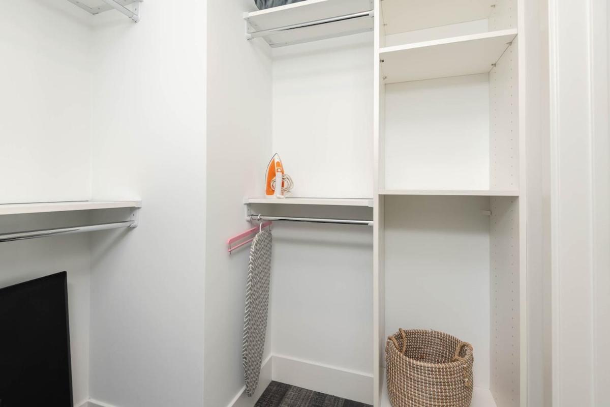Stylish 3br High-rise With Pool, Hot Tub & Rooftop Views *